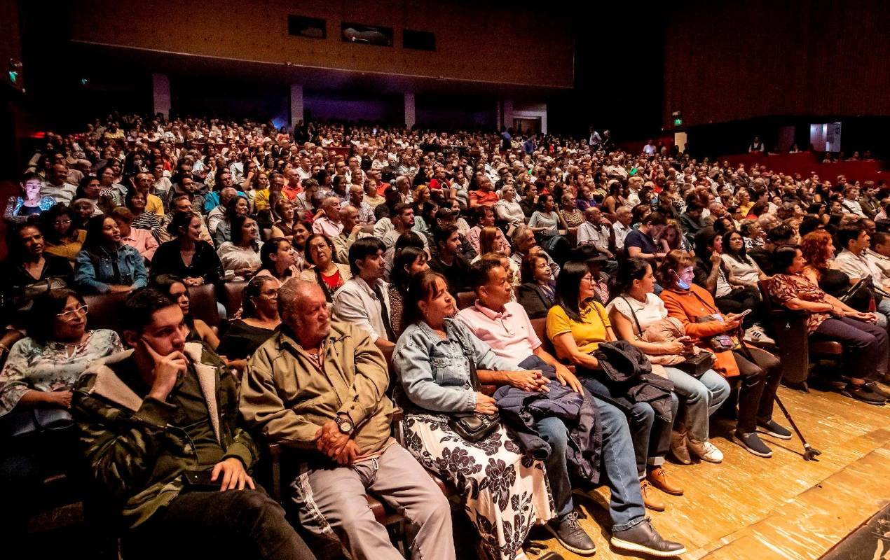 El público cantó cada una de las canciones y se rio de los chistes blancos de un trío que lleva ochenta años esparciendo en los escenarios la poesía del amor. FOTO: Jaime Pérez