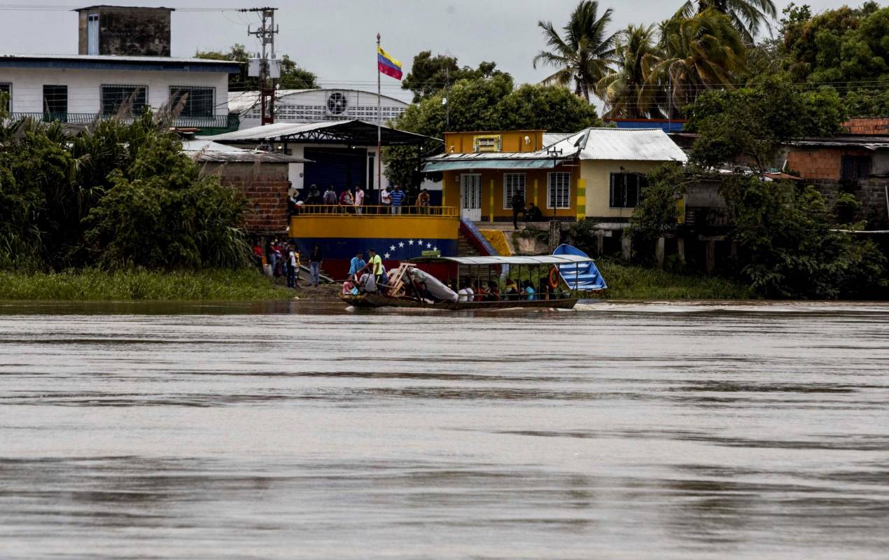A medida que la ciudad se va fugando a sus bordes, ante el inmenso río Arauca, se confunde el crujir del motor de las canoas con el quejido humano. FOTO: JULIO CÉSAR HERRERA.