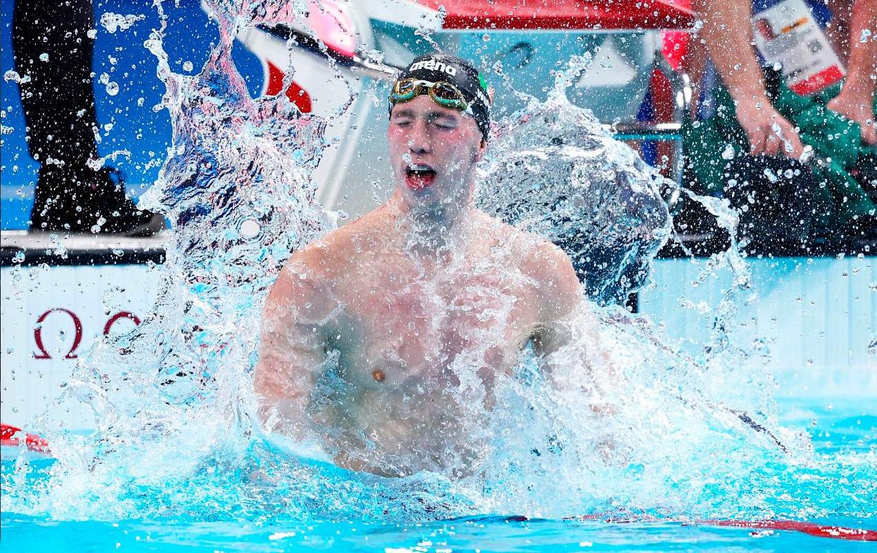 Daniel Wiffen, del equipo de la República de Irlanda, celebra después de ganar el oro en la final masculina de 800 m estilo libre en el cuarto día de los Juegos Olímpicos de París 2024. Foto: GETTY