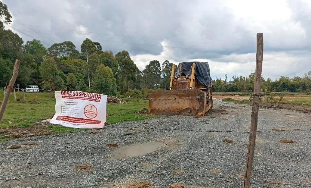 La Alcaldía de Rionegro puso un sello para anunciar su orden de que se deben suspender los trabajos en el lote de Aromas de Colombia. FOTO: CORTESÍA