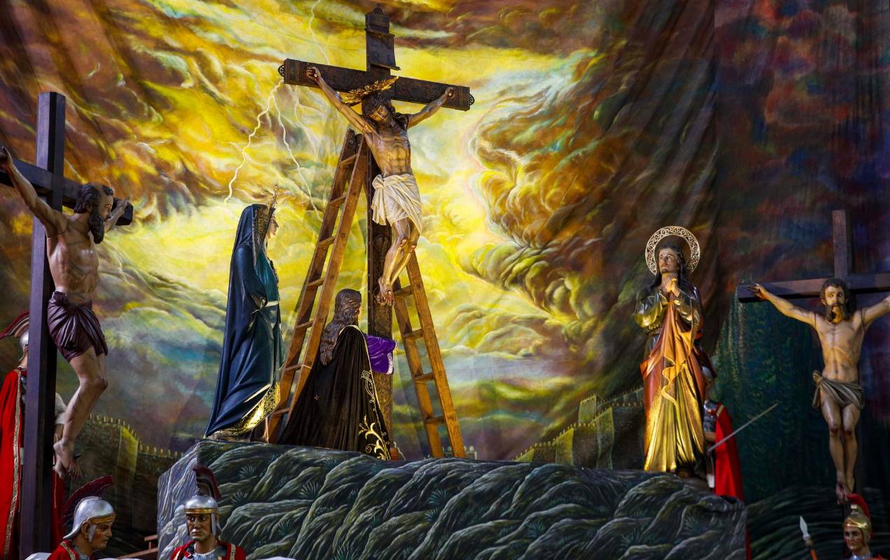 La Iglesia Santa Gertrudis de Envigado celebra la semana santa en su interior marcados por el distanciamiento, la bioseguridad ante la ausencia de las procesiones. Foto: Manuel Saldarriaga Quintero.