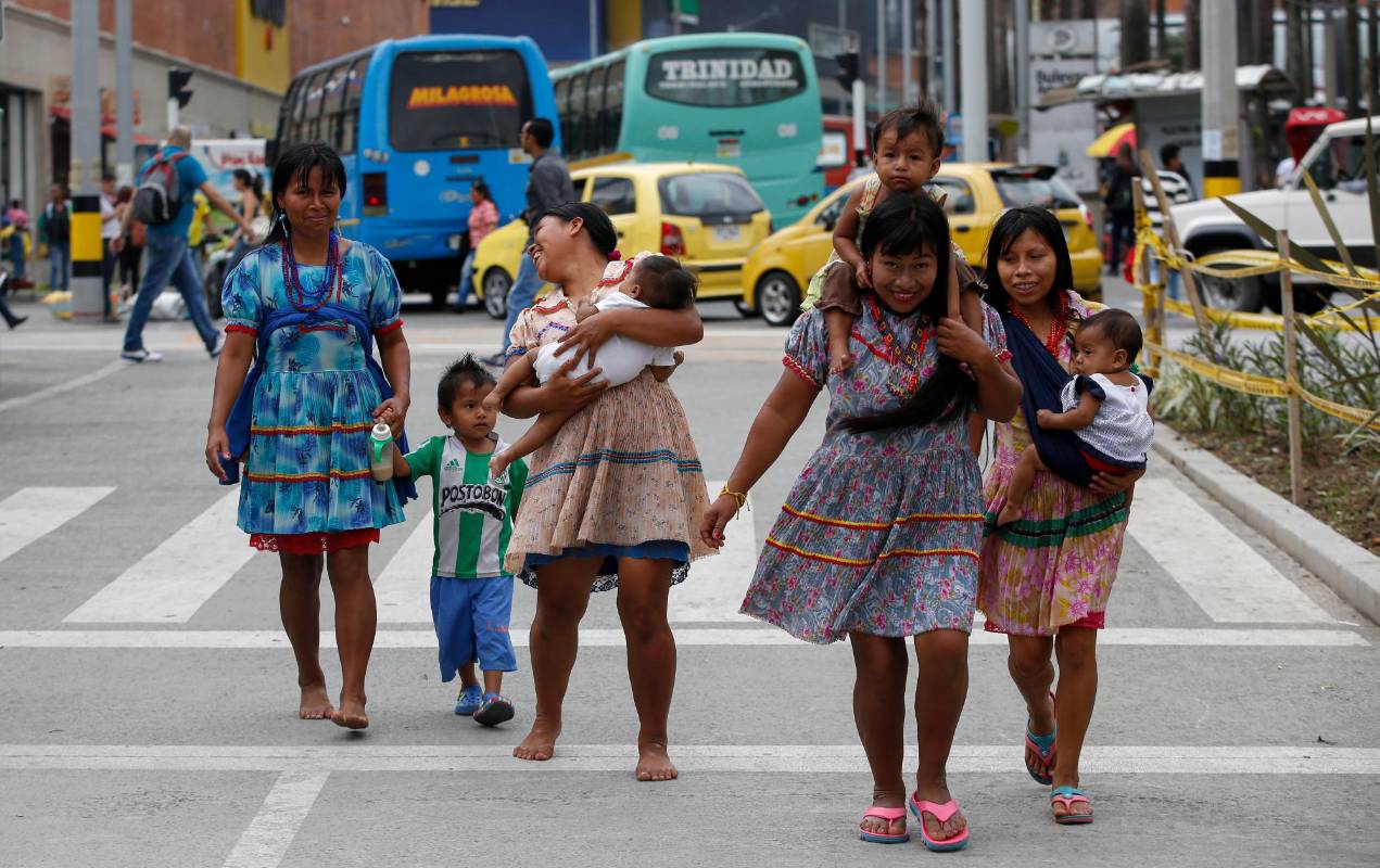 En la cuidad las mujeres se ubican en algunos lugares, muchas para vender productos y otras a pedir limosna. Foto: MANUEL SALDARRIAGA QUINTERO.