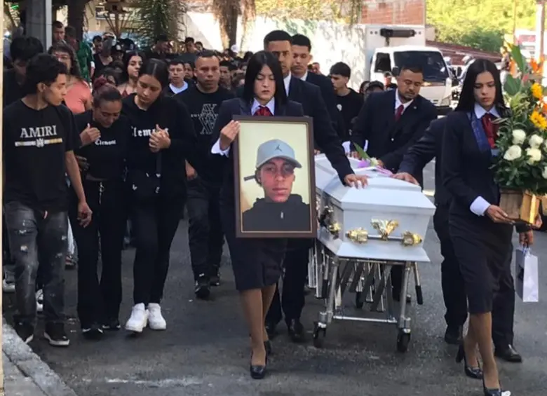 El cortejo fúnebre recorrió las calles de San Cristóbal hasta el camposanto del corregimiento. FOTO: Laura Rosa Jiménez V.