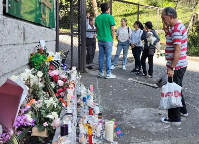Vecinos y transeúntes detienen su paso para orar por un momento u ofrecer un ramo de flores en señal de duelo y de apoyo a las familias que perdieron a sus hijos. FOTO: Santiago Yepes.