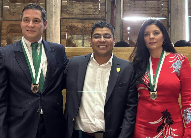 A la izquierda, el empresario Cristian Halaby, en el centro el diputado Luis Pelaez. A la derecha, la comunicadora Paula Jaramillo. Foto: Cortesía