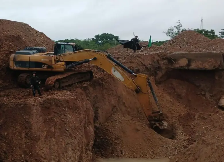 Una de las retroexcavadoras destruidas en la operación realizada en Puerto Triunfo. FOTO: Cortesía