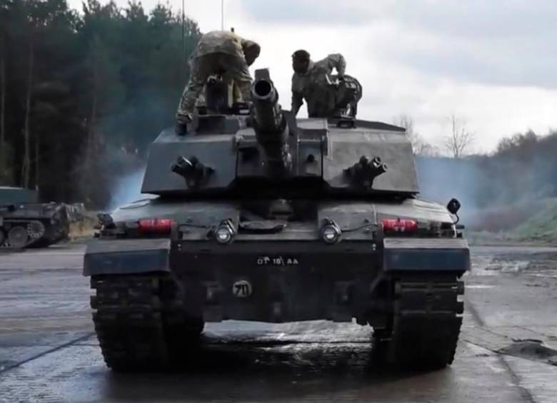 Este es uno de los tanques Challenger 2 que Reino Unido donará al Ejército de Ucrania. FOTO: CORTESÍA MINISTERIO DE DEFENSA REINO UNIDO.