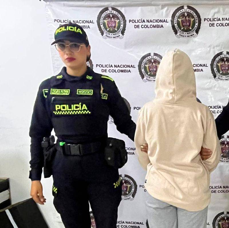 La mujer requerida por homicidio fue capturada en Medellín por el robo de un celular. FOTO Cortesía Policía Metropolitana