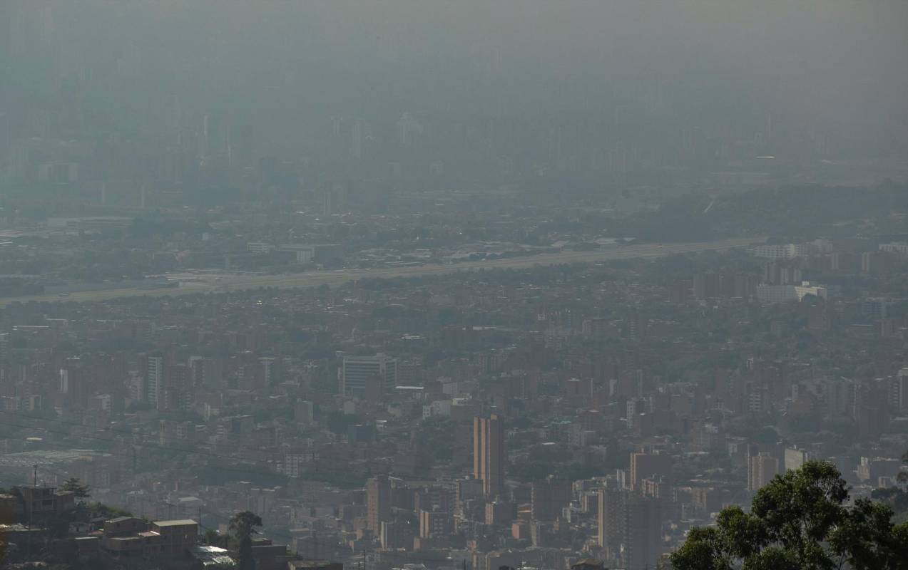 La contaminación del aire se da por los hábitos de consumo, la forma como nos movemos y como generamos energía en la mayoría de sociedades, son la principal causa de un mal que amenaza nuestra existencia. Foto: Manuel Saldarriaga Quintero.
