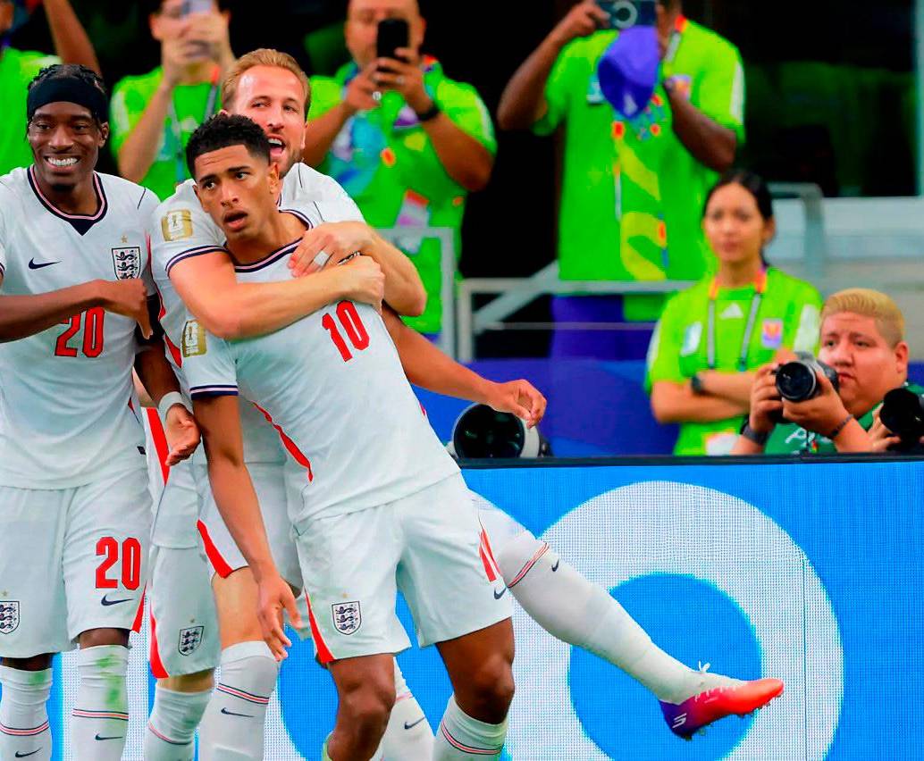 Noni Madueke, Jude Bellingham y Harry Kane, los ingleses en el partido contra Croacia. Los dos primeros usan el “vamos” constantemente en medio del juego. FOTO Getty