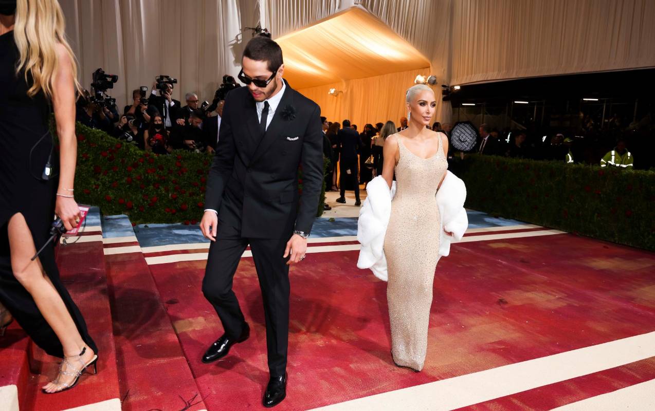La empresaria Kim Kardashian llegó con su nueva melena rubia y lució el vestido original que utilizó la recordada Marilyn Monroe para cantarle el “Feliz cumpleaños” al expresidente John F. Jennedy en el año 1962 . Kim tuvo que bajar siete kilos para poderlo llevar. FOTO EFE 