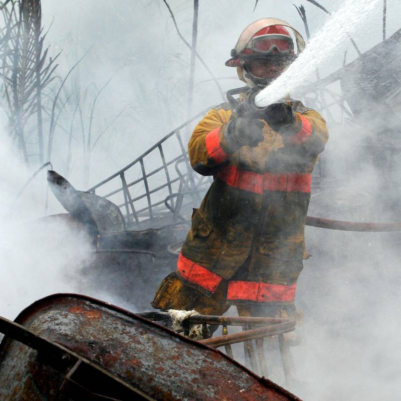 Imagen de referencia de un grupo de bomberos apagando un incendio. FOTO: EL COLOMBIANO