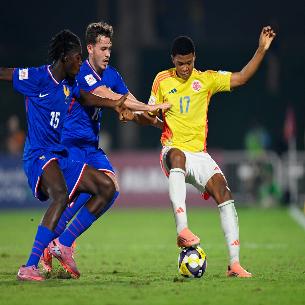 Flórez, quien durante el Mundial mostró desequilibrio, fue esta vez controlado por los jugadores franceses. FOTO @CONMEBOL