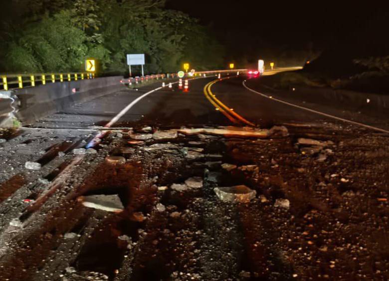 Exploción en un puente de la concesión Pacífico 3 entre Antioquia y Caldas. FOTO: PACÍFICO 3