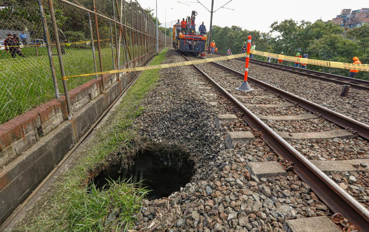 El hecho obligó a la suspensión de la circulación de trenes por ese punto desde las primeras de hoy este jueves 16 de junio. Foto: MANUEL SALDARRIAGA QUINTERO.