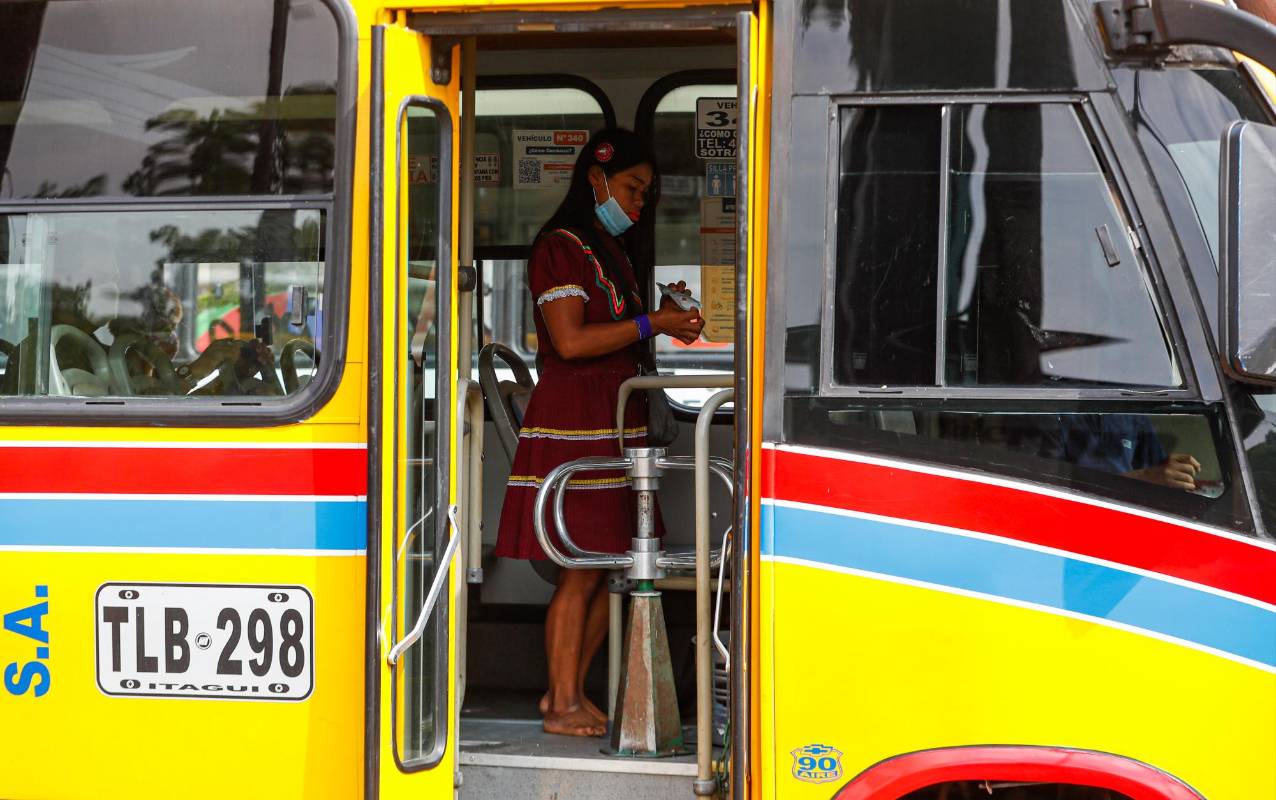 Es normal encontrarlos movilizándosen por la ciudad en buses de servicio público. Foto: MANUEL SALDARRIAGA QUINTERO.