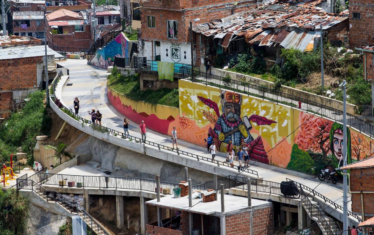 El viaducto Media Ladera conecta la comuna 13 de izquierda a derecha . Foto : Donaldo Zuluaga