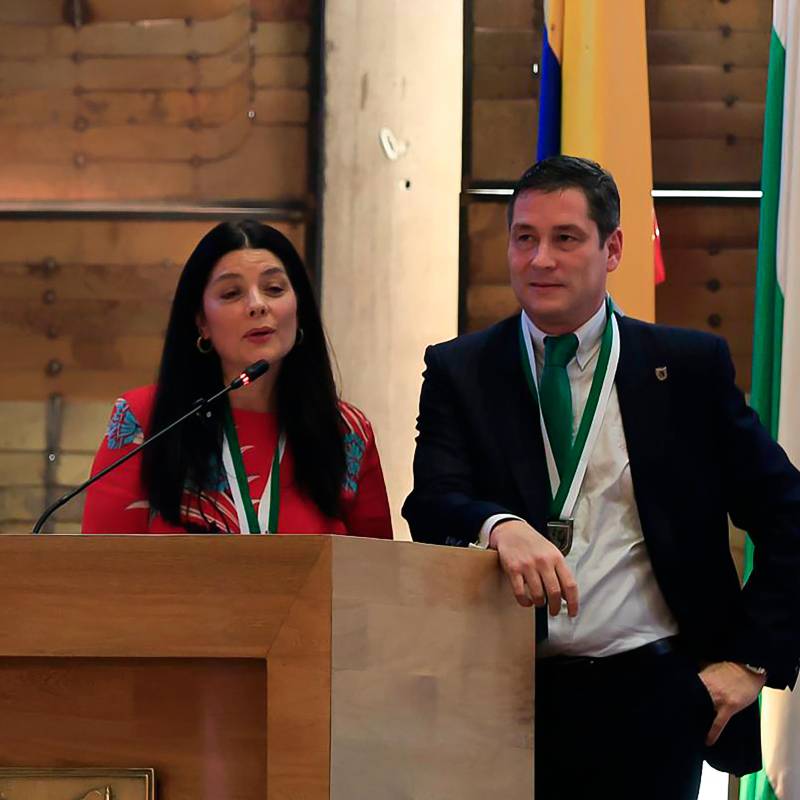Adelante, el empresario Cristian Halaby acompañados del diputado Luis Pelaez y la comunicadora Paula Jaramillo con miembros de la Asamblea de Antioquia. FOTO: Camilo Suárez