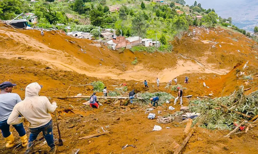 <p>Miles de metros cúbicos de tierra se vinieron sobre, aproximadamente, 50 viviendas. Los vecinos del sector, pese a los llamados de alerta, se quedaron en el sitio para buscar a sus vecinos desaparecidos en esta emergencia.<b><span class="mln_uppercase_mln"> </span></b><b><span class="mln_uppercase_mln"></span></b></p><p>FOTO<b><span class="mln_uppercase_mln"> Esneyder Gutiérrez</span></b></p>