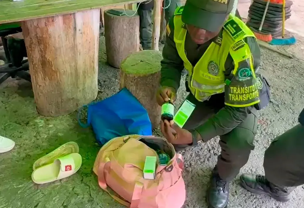 El pasajero sospechoso llevaba la sustancia en un maletín y una bolsa de tela. IMAGEN TOMADA DE VIDEO DE LA POLICÍA.