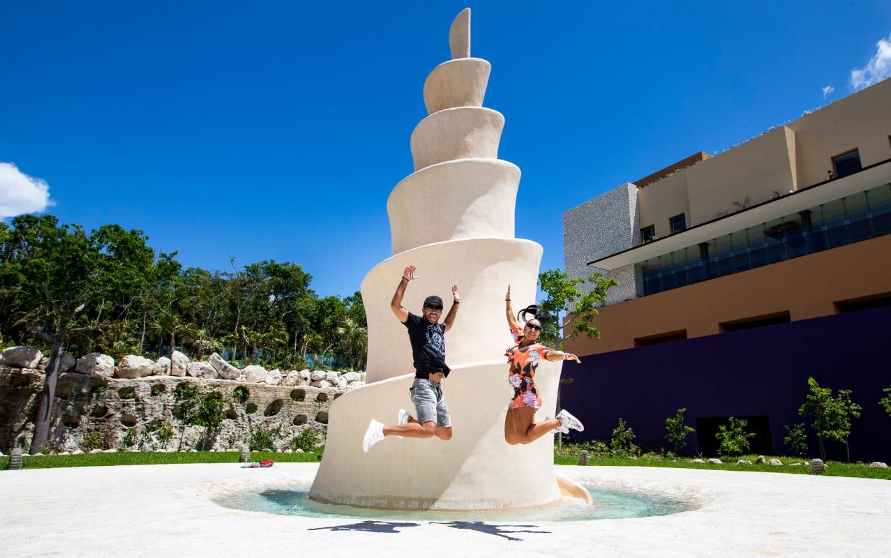 Los turistas disfrutan de cada espacio que ofrece el hotel Xcaret Arte. FOTO. Jaime Pérez