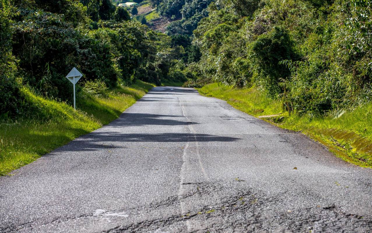 Muy pocos vehículos transitan por esta carretera. Foto Juan Antonio Sánchez Ocampo