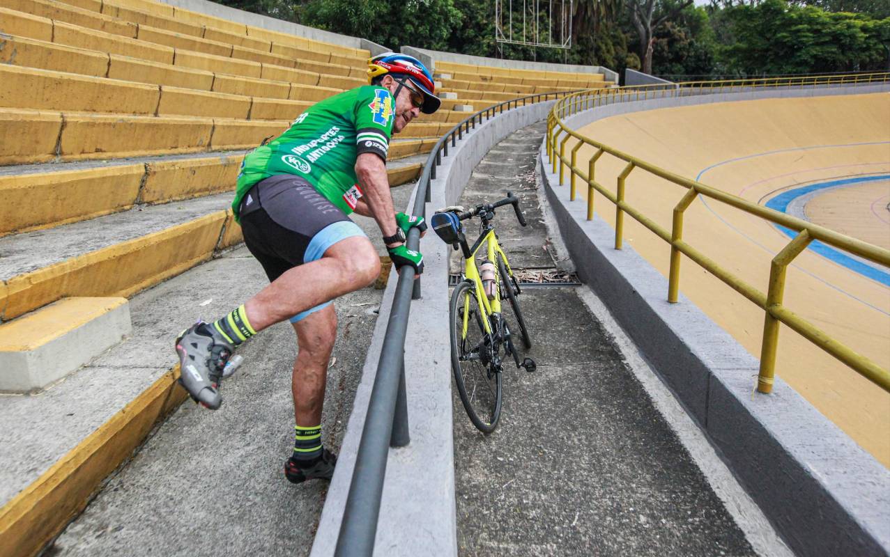 Para entrar al escenario, el pedalista de 80 años se ve obligado a saltar por las barandas porque el túnel de ingreso estaba inundado. Foto: MANUEL SALDARRIAGA QUINTERO.
