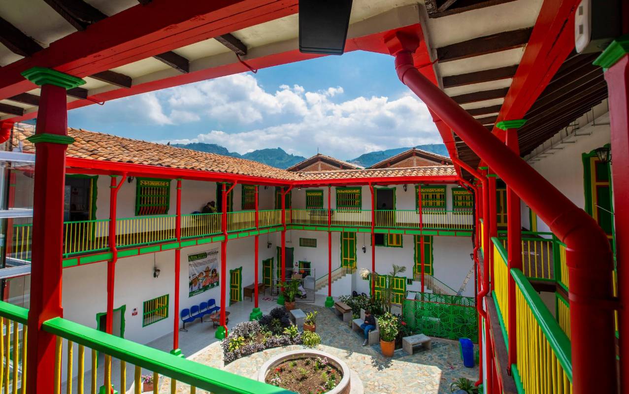 Una remodelación que muestra un diseño lleno de color y vida al municipal de Amagá. Foto: Camilo Suárez