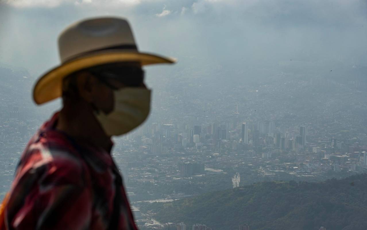 En los dos últimos días, el valle de Aburrá amaneció tapado por la bruma de contaminación, aunque el Área Metropolitana y las Alcaldías solo han activado la medida de pico y placa para vehículo de cargas. Foto: Manuel Saldarriaga Quintero.