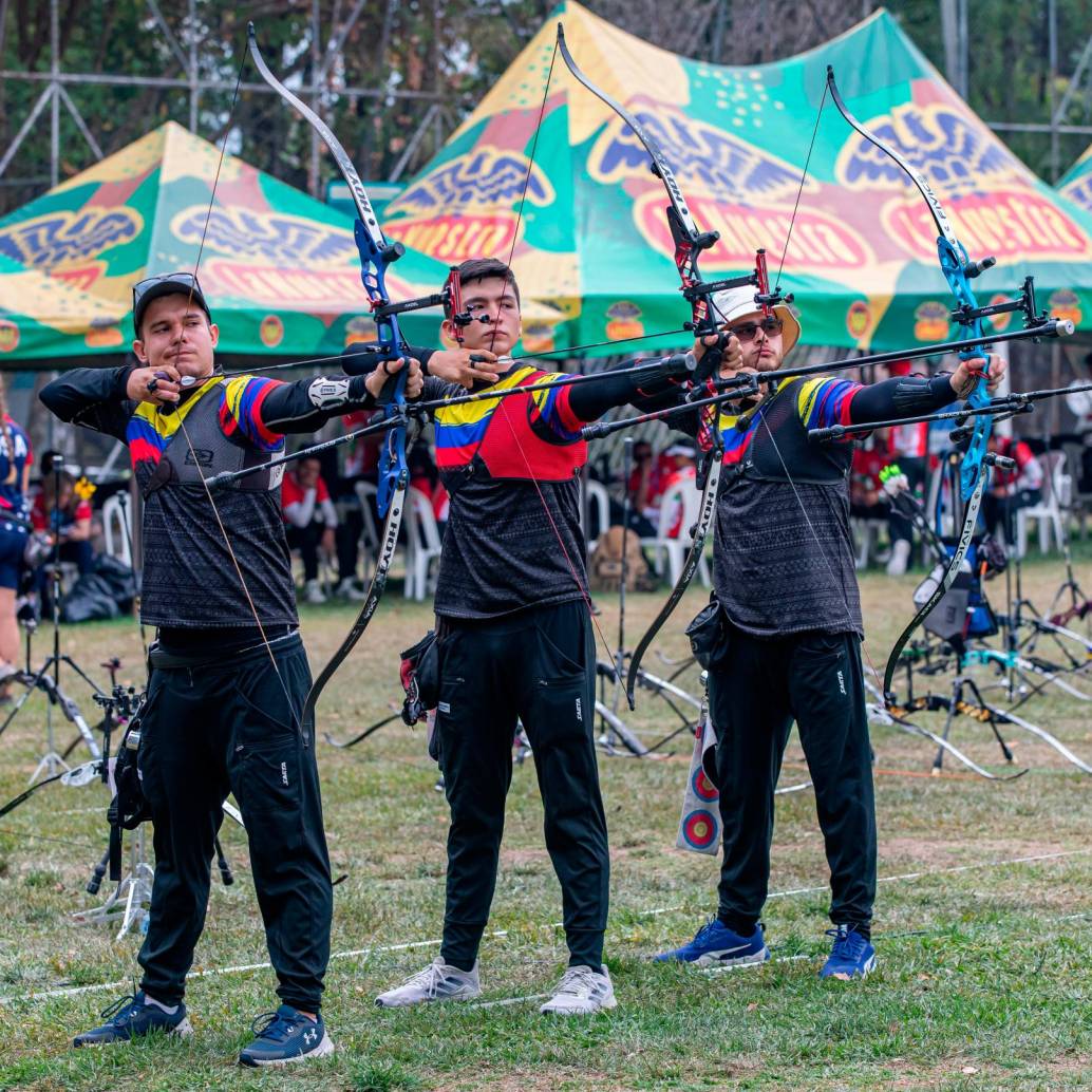 Colombia ya tiene 48 cupos para las olimpíadas de París los últimos en lograr su clasificación fue el equipo masculino de tiro con arco compuesto por Santiago Arcila, Jorge Enríquez, Andrés Hernández. Foto: Esneyder Gutiérrez