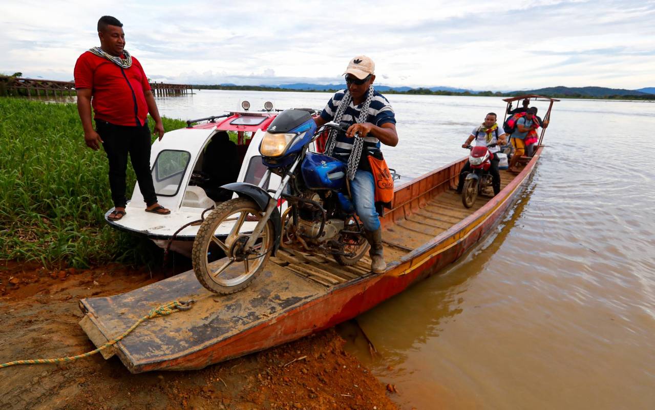El transporte tanto de insumos como de los habitantes se tiene que hacer por lanchas. Foto: MANUEL SALDARRIAGA QUINTERO. 