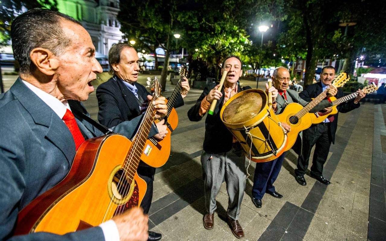 Una serenata consta de seis canciones y cuesta $ 250.000, dinero que reparten entre ellos, claro está que siempre terminan tocando más de las seis canciones Foto: Julio César Herrera