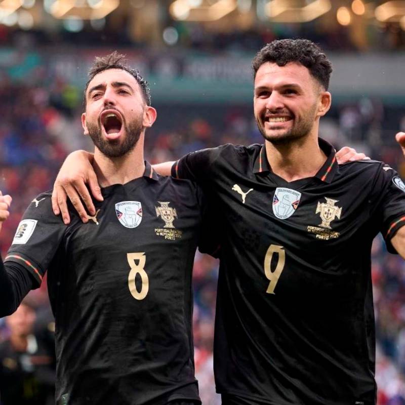 El delantero Bruno Fernandes jugador del Manchester United (#8) con Portugal marcó triplete en la goleada a Armenia. FOTO: GETTY 