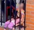 Dos menores en una ventana genera investigación por presunto maltrato infantil en Risaralda. FOTO: Captura de video