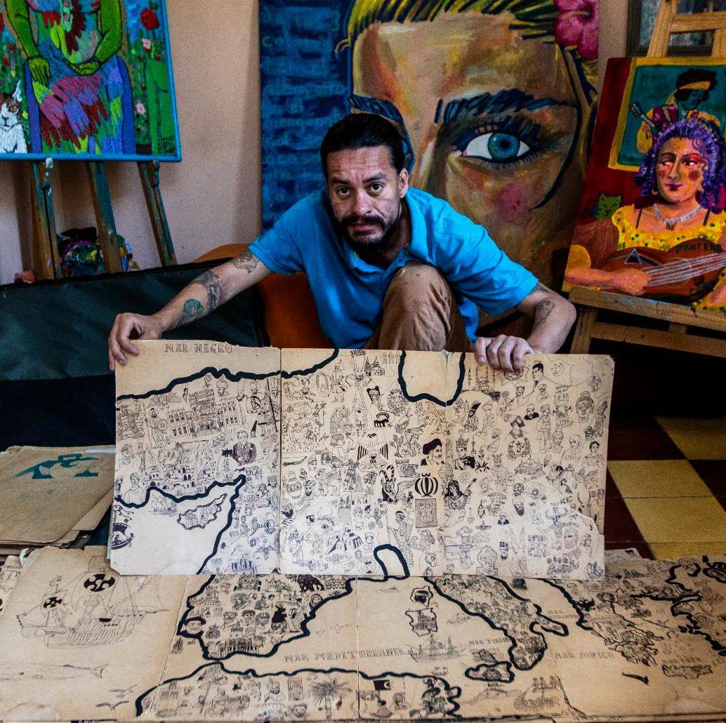 Donchi con uno de sus proyectos, un mapamundi con dibujos de cada país del mundo. FOTO<b><span class="mln_uppercase_mln"> </span></b><span class="mln_uppercase_mln">Julio César Herrera.</span>