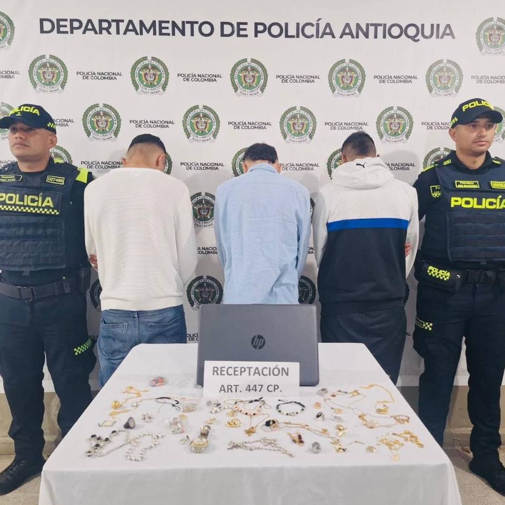 Los capturados junto al botín recuperado. FOTO: Cortesía