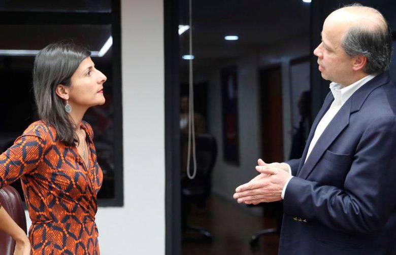 En reunión con el presidente de la ACP, Francisco José Lloreda, la ministra de Minas y Energía, Irene Vélez Torres, aseguró que la decisión del Gobierno es hacer una transición energética justa, gradual, intensiva en conocimiento y segura. FOTO tomada de MinEnergía 