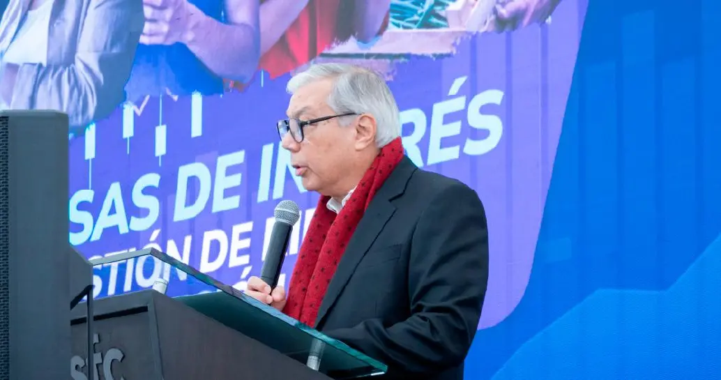 El superintendente financiero, César Ferrari, advirtió que las altas tasas de interés continúan afectando la inversión productiva y el crecimiento económico en Colombia. FOTO cortesía Superfinanciera