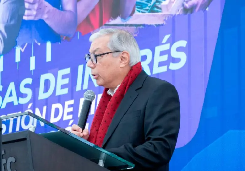 El superintendente financiero, César Ferrari, advirtió que las altas tasas de interés continúan afectando la inversión productiva y el crecimiento económico en Colombia. FOTO cortesía Superfinanciera