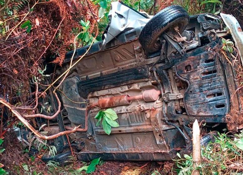 Así quedó el vehículo accidentado en la vía Urrao-Caicedo, que se cubre en algo más de una hora por carretera destapada. FOTO: CORTESÍA AUPUR TELEVISIÓN