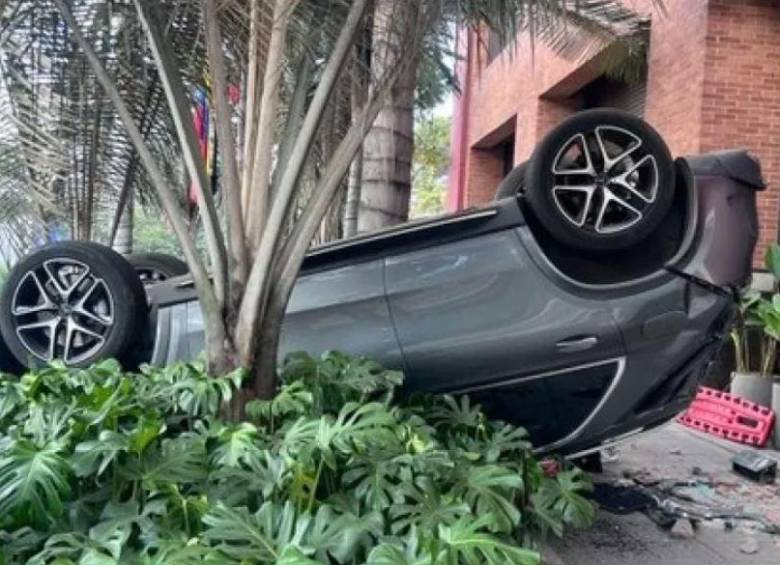 Este es el vehículo volcado sobre la carrera Séptima con calle 78, en el norte de Bogotá, tras caer desde el segundo piso de un parqueadero. FOTO: tomada de redes sociales