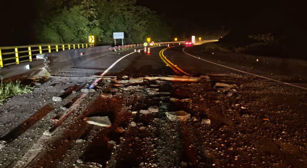 Exploción en un puente de la concesión Pacífico 3 entre Antioquia y Caldas. FOTO: PACÍFICO 3