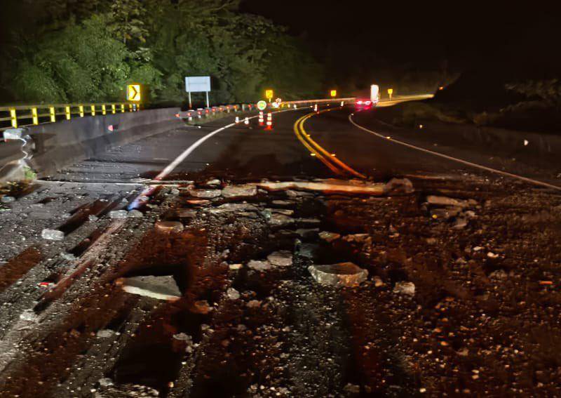 Exploción en un puente de la concesión Pacífico 3 entre Antioquia y Caldas. FOTO: PACÍFICO 3
