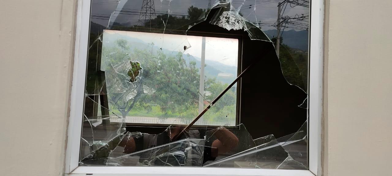El cobro no es posible en ningún sentido porque los manifestantes se llevaron computadores y talanqueras e incendiaron la infraestructura. Foto: Jaime Pérez