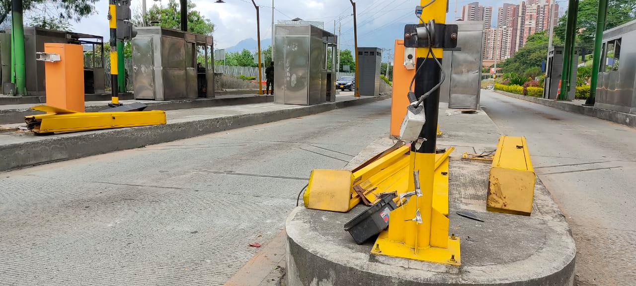 El cobro no es posible en ningún sentido porque los manifestantes se llevaron computadores y talanqueras e incendiaron la infraestructura. Foto: Jaime Pérez