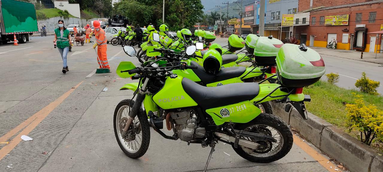 Durante el día hay pasó normal por el sitio pero no sé está cobrando. La Policía con varias de sus unidades custodia el lugar. Foto: Jaime Pérez