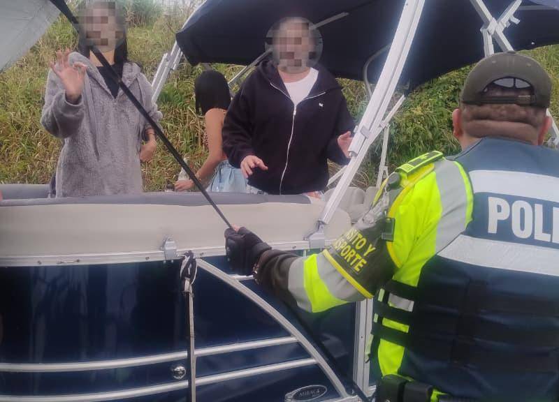 Los turistas que fueron rescatados en el embalse de Guatapé duraron casi un día a la deriva. Foto: Cortesía