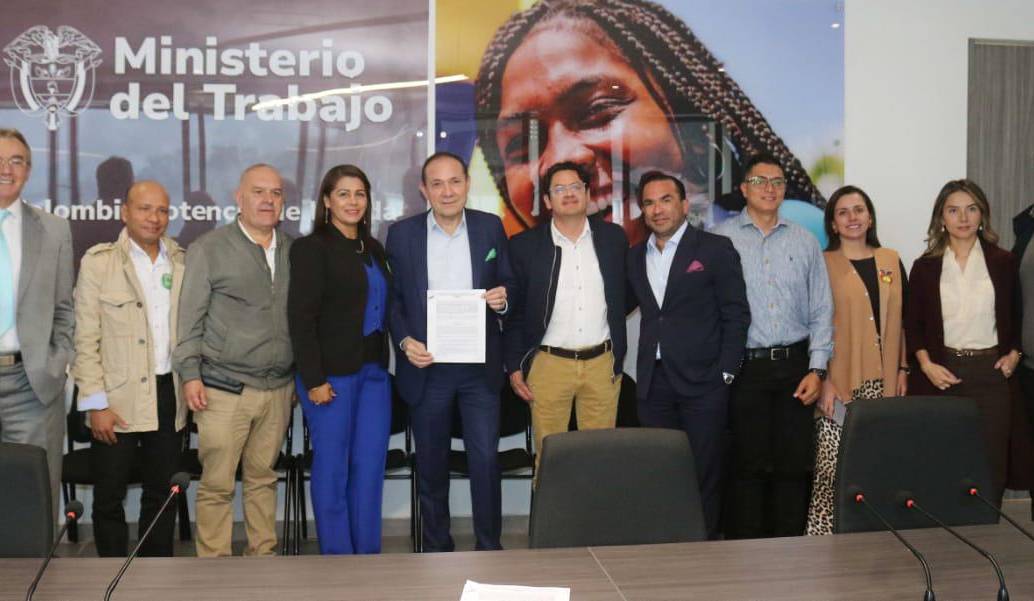 El ministro de Trabajo, Antonio Sanguino, destacó que lograron salvar varios puntos clave para el Gobierno, como los recargos nocturnos, dominicales y festivos. FOTO: Cortesía