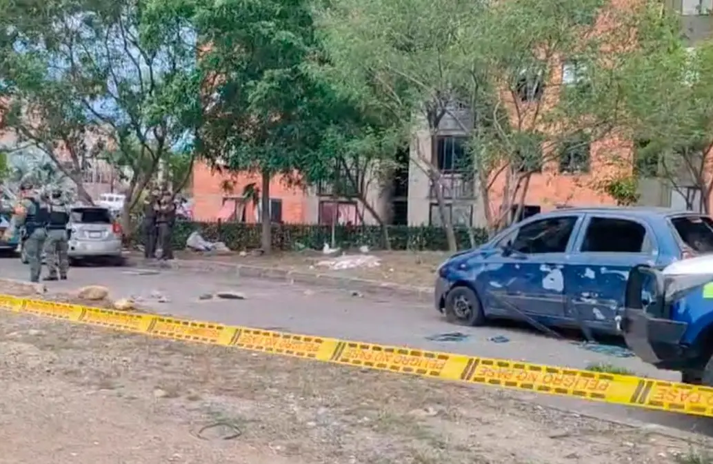 Varios vehículos sufrieron destrozos por la onda explosiva en la zona residencial de Cúcuta. FOTO: CORTESÍA.