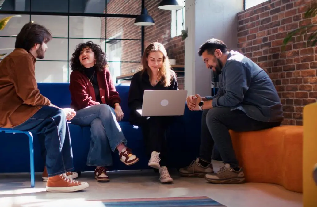 Espacios como los de WeWork en Medellín y Bogotá ofrecen conectividad, salas privadas y áreas colaborativas, en respuesta a la nueva demanda del trabajo híbrido. FOTO: Cortesía